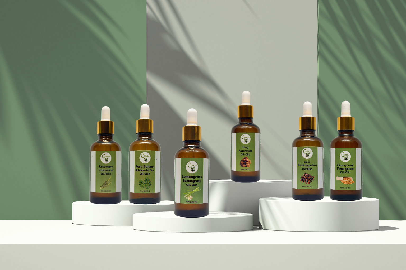 Sei flaconi di oli essenziali con contagocce disposti su piedistalli bianchi, su sfondo verde e grigio con giochi di luce e ombre. Le etichette verdi indicano diverse varietà di oli naturali.