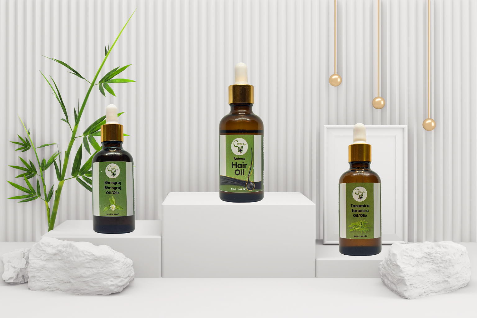 Tre flaconi di olio per capelli con contagocce esposti su piedistalli bianchi, su uno sfondo minimalista a righe verticali. I flaconi hanno etichette verdi e sono circondati da elementi decorativi naturali come rami di bambù e pietre bianche.